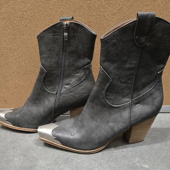 Dakota Western Ankle Boot - Picture 5 of 7